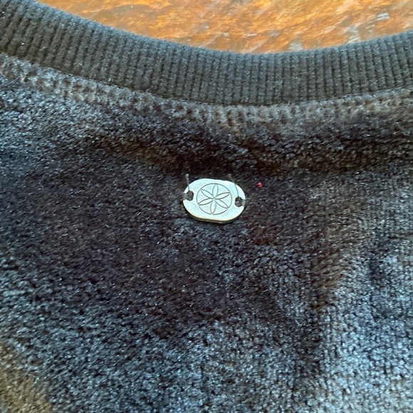 Gaiam Plush Pullover Black Size Medium - Picture 5 of 14